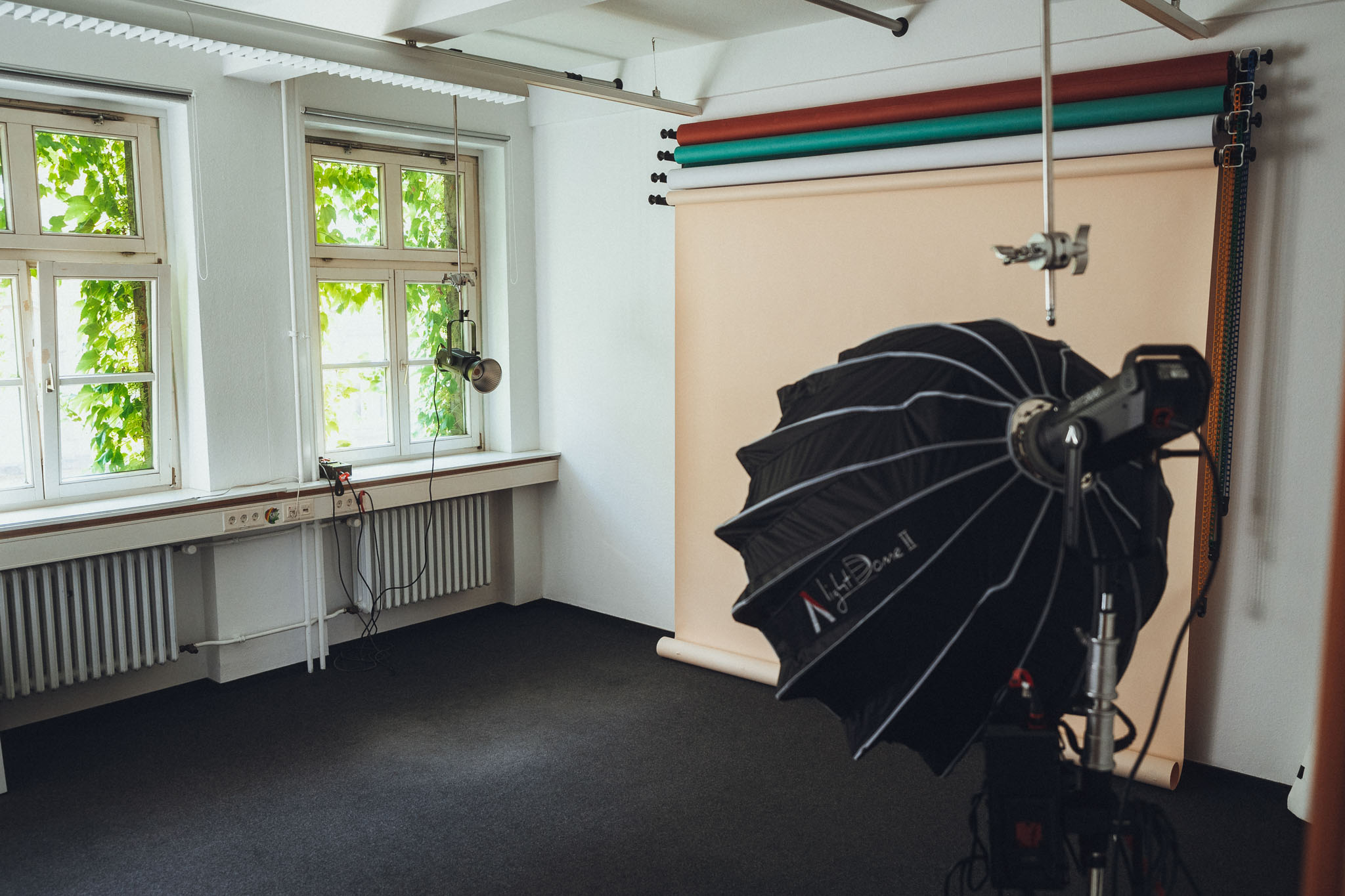 Fotostudio mit Backdrops, Lichtern und natürlichem Licht.